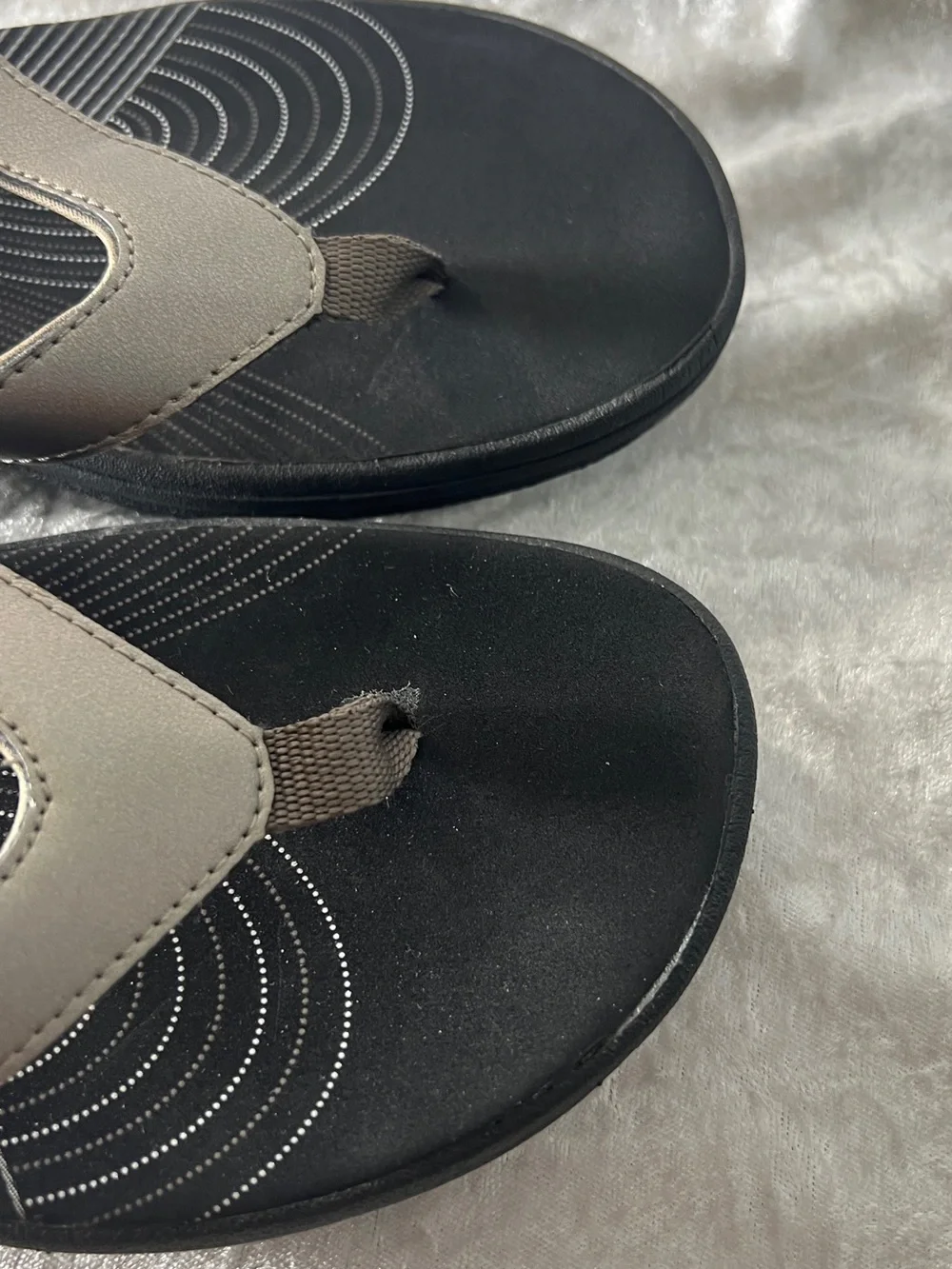 Cloudsteppers by Clarks Metallic Gray and Black Thong Sandals